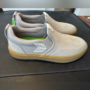 Cariuma Slip-On Sneakers – Women’s Size 6 🌿